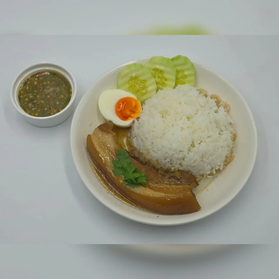 ข้าวหมูสามชั้นต้มน้ำปลา